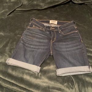 Brand new Denizen Levi mid-rise shorts. Never been warn but took the tags off.